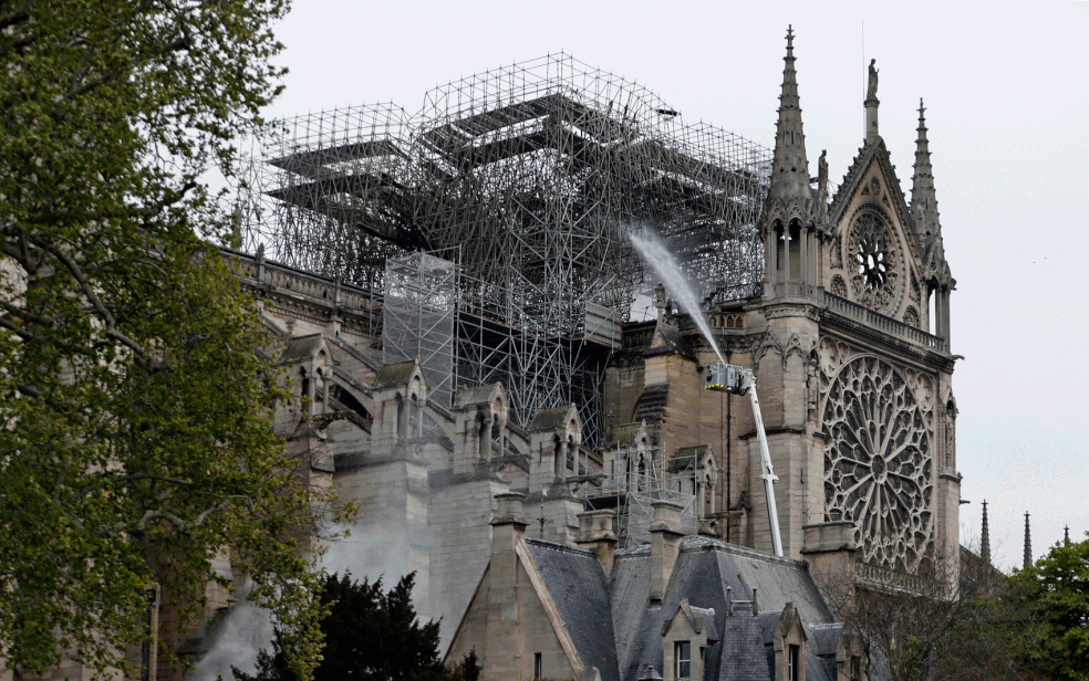 Bombeiros ainda jogavam água em alguns pontos da Catedral de Notre-Dame no início da manhã desta terça-feira (16) — Foto: Zakaria Abdelkafi / AFP Photo
