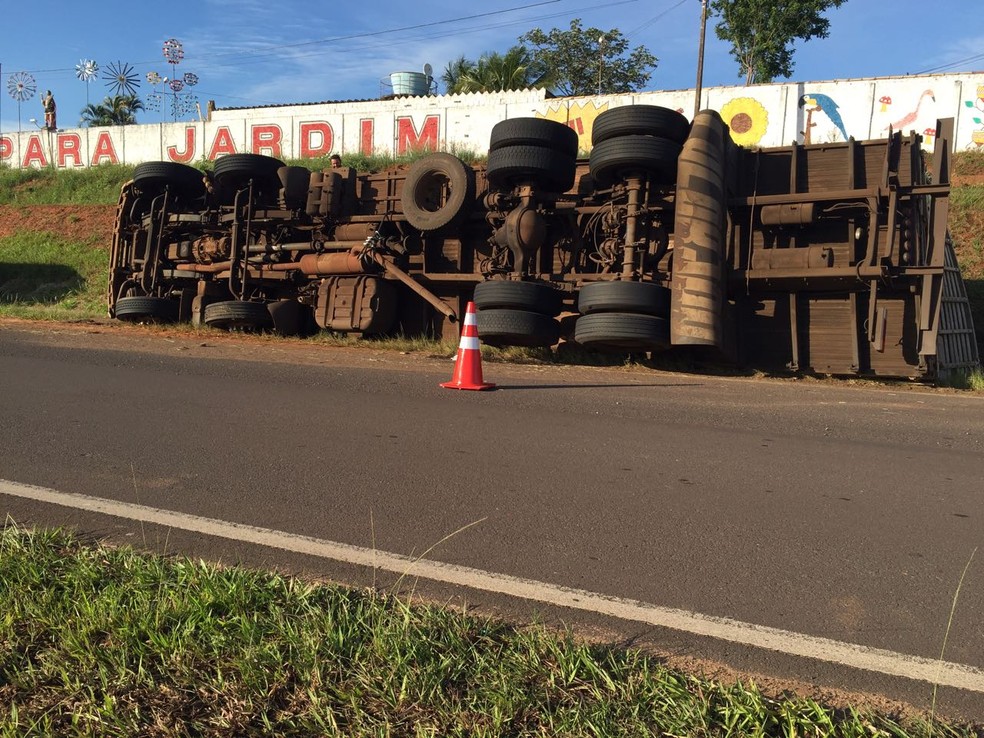 Caminhão tombou na noite deste domingo (3), em Álvares Machado (Foto: Bruna Bachega/TV Fronteira)
