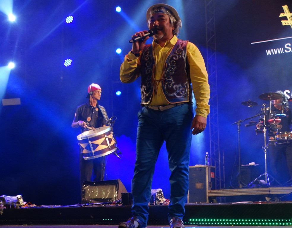 Santanna abriu a noite de shows neste domingo (10) em Caruaru (Foto: Mavian Barbosa/G1)