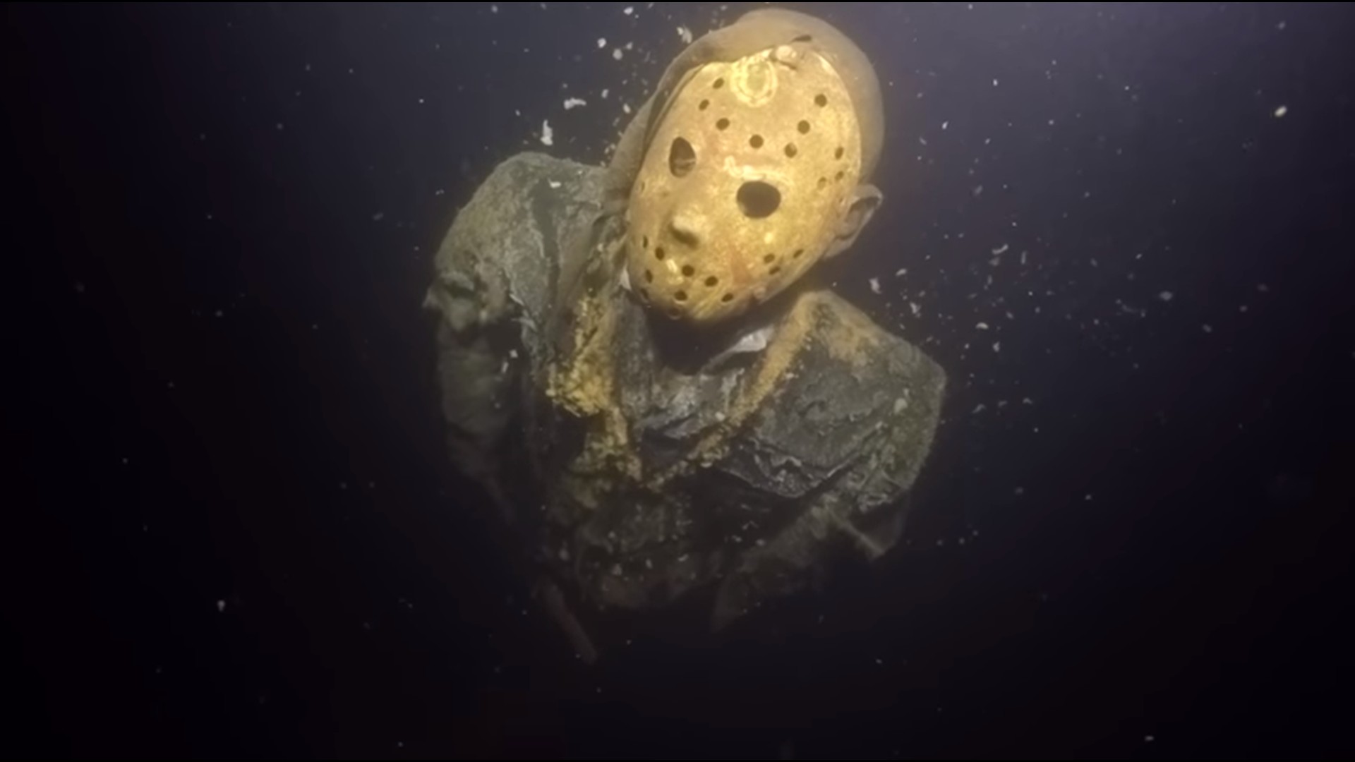 Estátua do vilão Jason submersa em um lago em Minnesota (Foto: Curtis Lahr / Divulgação)