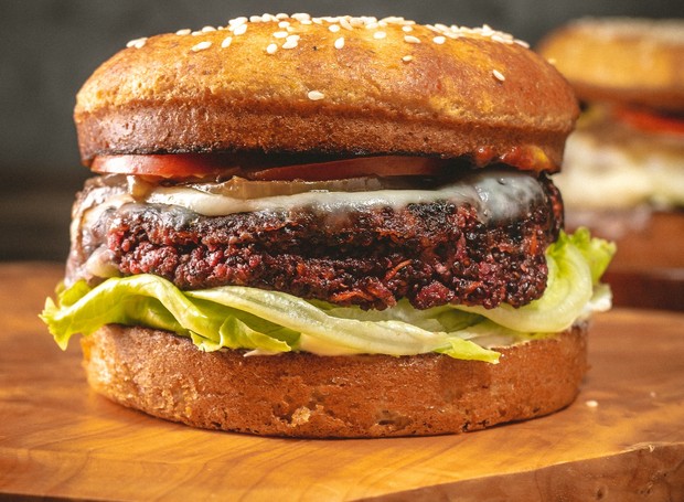 Receita de hambúrguer vegano de quinoa, cenoura e beterraba é deliciosa (Foto: Divulgação / Ingredientes Online)