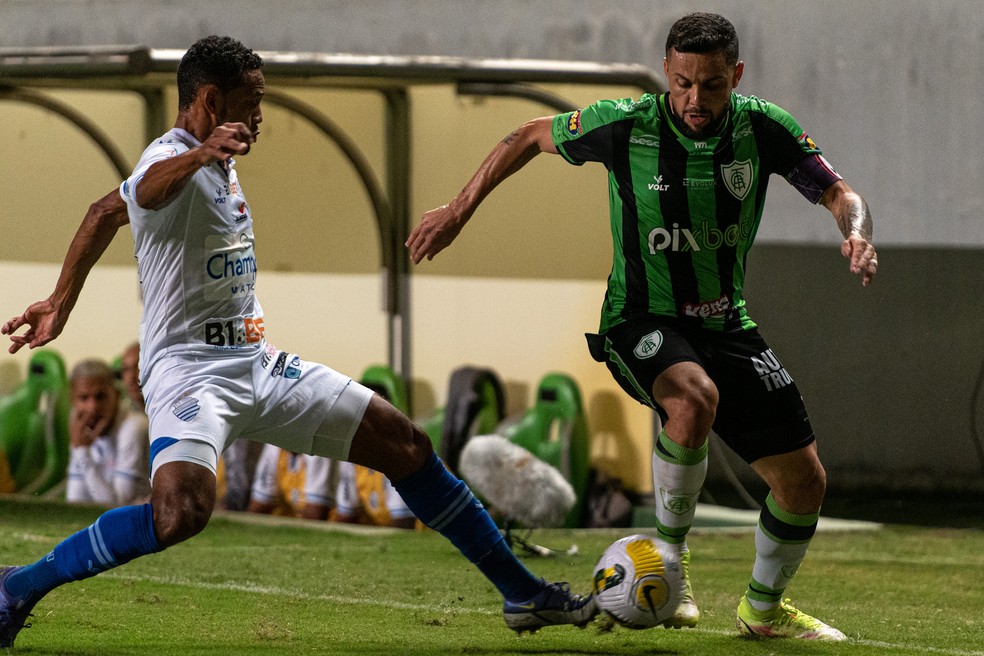 CSA teve dificuldades para marcar o América-MG no primeiro tempo — Foto: Alessandra Torres/AGIF