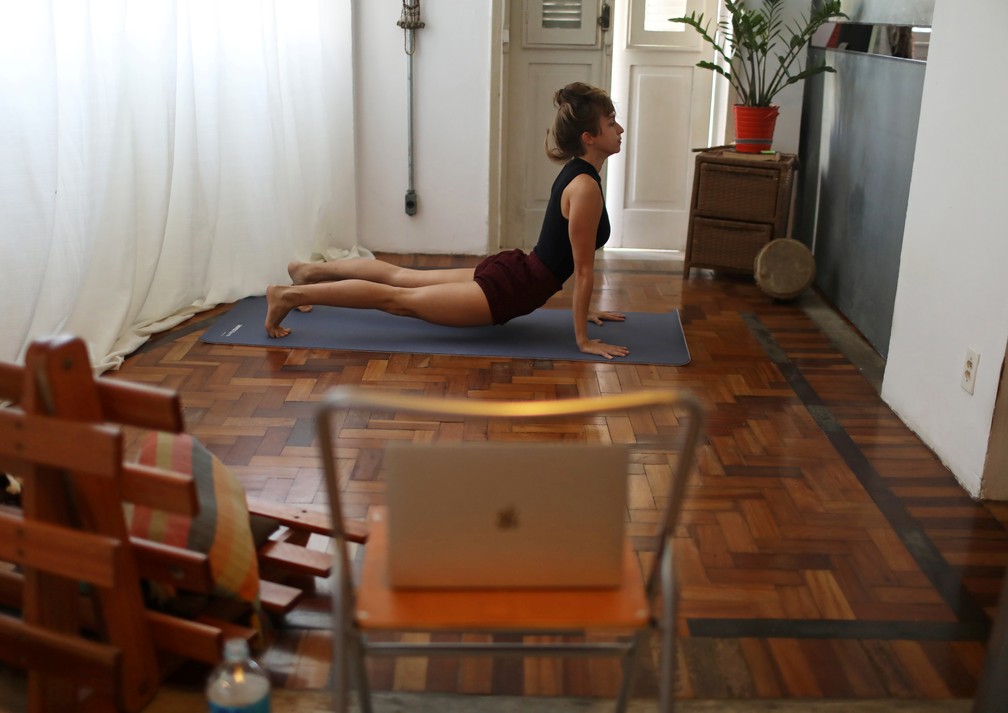 Chris Igreja, 29, ensina ioga pela internet — Foto: Reuters/Pilar Olivares
