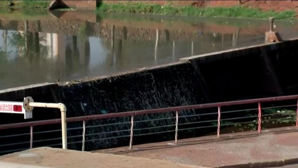 Vertedouro da Represa Municipal em Rio Preto está seco — Foto: Reprodução/TV TEM