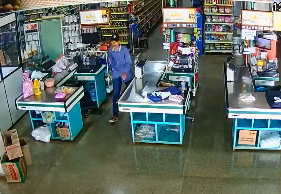 Suspeito sai do supermercado após roubar cerca de R$ 2 mil — Foto: Arquivo pessoal