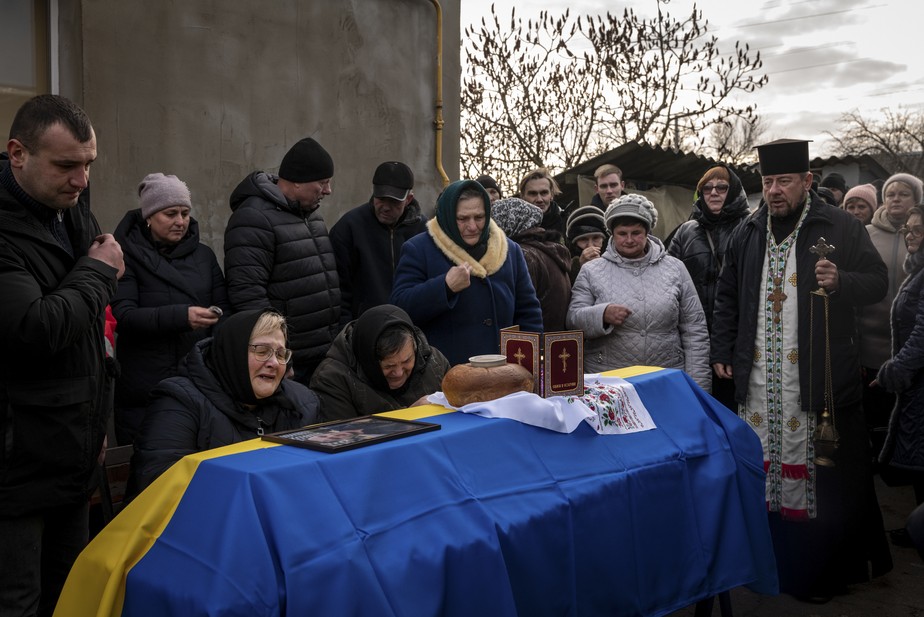 Parentes fazem velório em Kiev para o soldado ucraniano Dmytro Kononts, de 26 anos, morto em confronto em maio