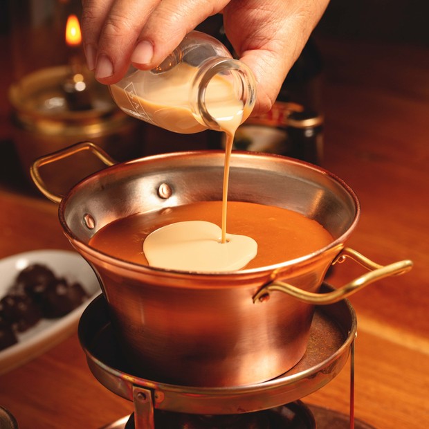 Receita de fondue: versão doce e salgada para fazer no Dia dos Namorados (Foto: Fabio Aro/Divulgação)