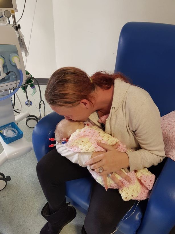 O triste momento em que a mãe se despede da filha (Foto: PA Real Life) O triste momento em que a mãe se despede da filha (Foto: PA Real Life)