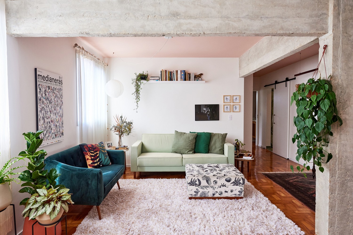 SALA | O escritório caprichou no décor do espaço com sofás em composição com dois tons de verde (Foto: Estúdio Mió / Divulgação)
