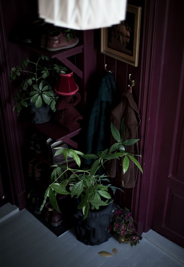 Artista transforma casa vitoriana usando paredes escuras e móveis vintage (Foto: Maren Ingeborg Gråblomst/ Villa Betula/ divulgação)