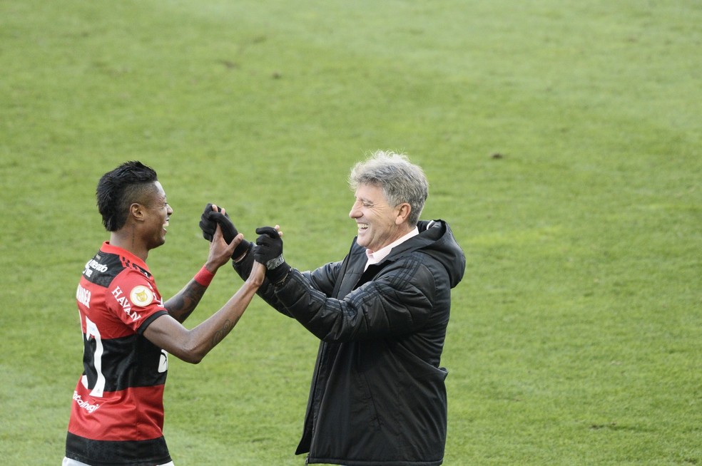 Bruno Henrique e Renato Gaúcho comemoram gol do Flamengo — Foto: Marcos Ribolli