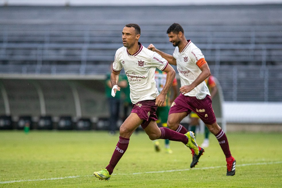 Gilvan e Gum comemoram gol do CRB  Foto: Celio Junior/AGIF