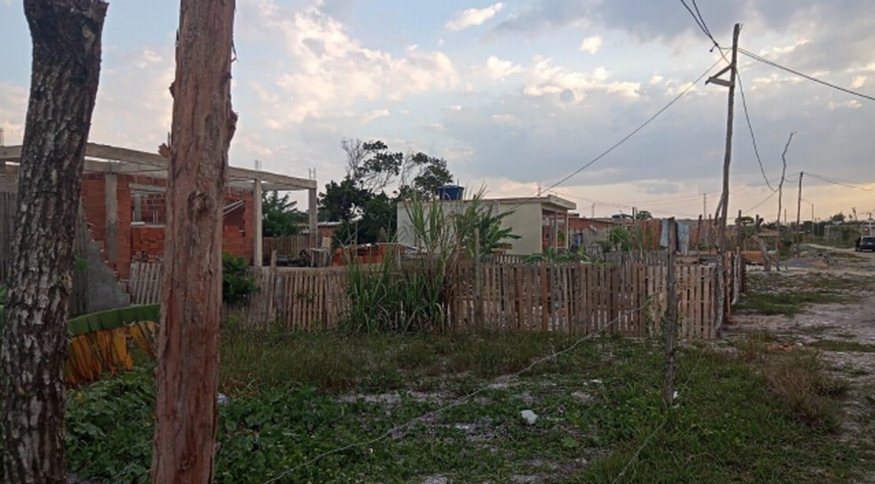 Organização criminosa demarcava lotes ilícitos em Arraial do Cabo, RJ, com uso de cercas de arame — Foto: Reprodução/MPRJ