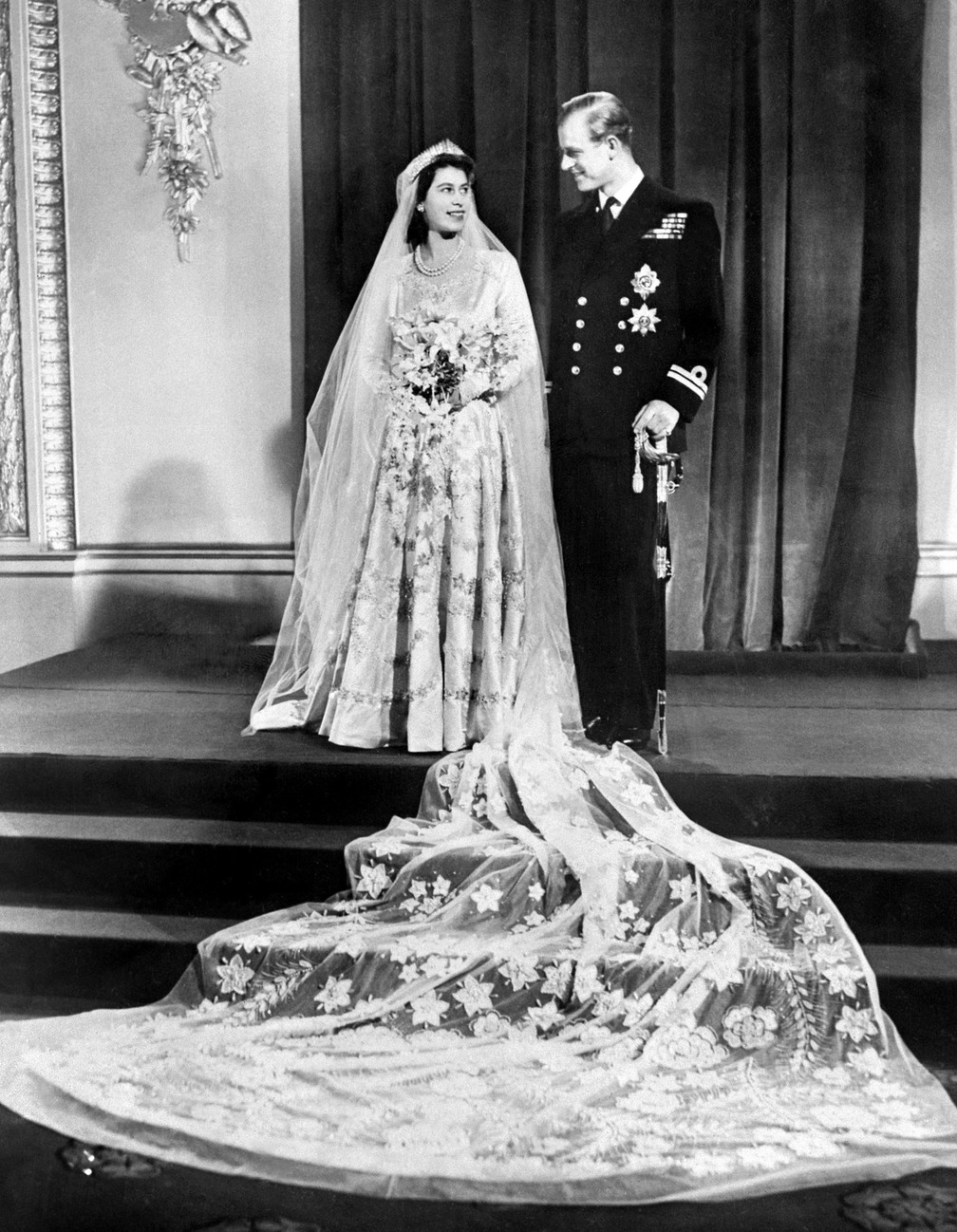 Nesta foto de arquivo tirada em 20 de novembro de 1947, a princesa britânica Elizabeth (futura rainha Elizabeth II) e Philip, duque de Edimburgo, posam no dia do casamento no Palácio de Buckingham, em Londres — Foto: AFP