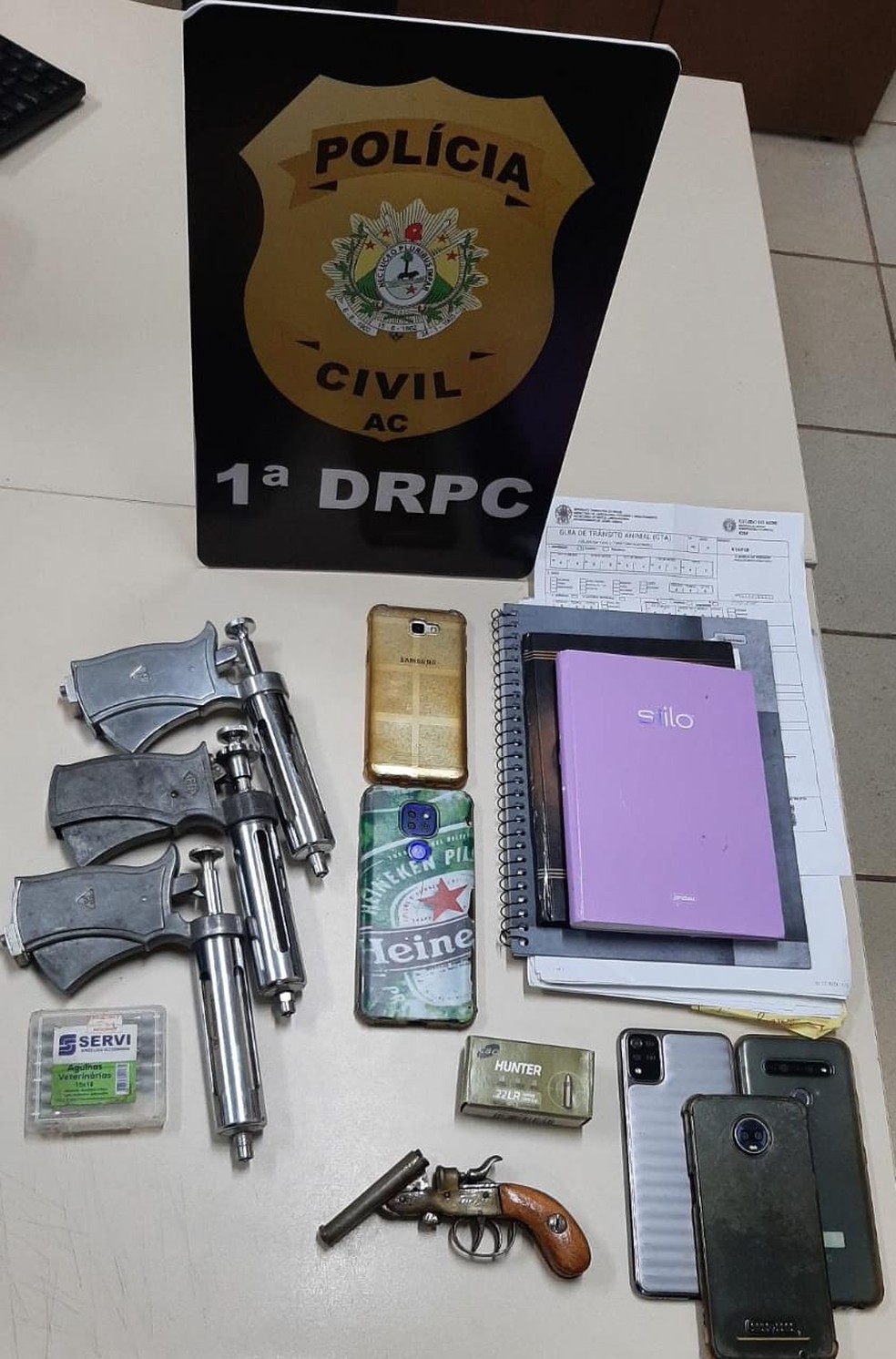 Polícia Civil apreendeu celulares, armas e documentos falsos durante operação — Foto: Arquivo/Polícia Civil 