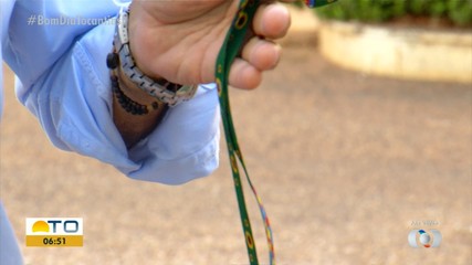 Cordão de girassóis é símbolo de identificação para pessoas com deficiência oculta