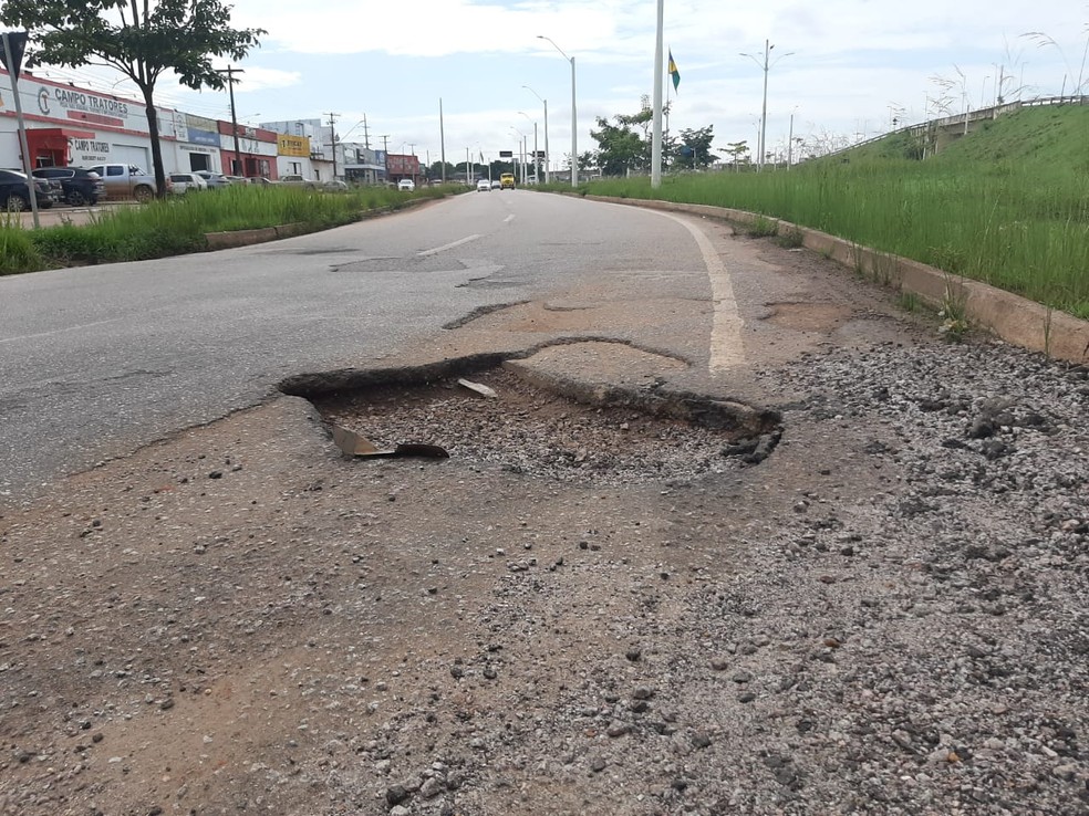 Buracos na BR-364 com Avenida Jorge Teixeira em Porto Velho, Rondônia — Foto: Jheniffer Núbia/G1