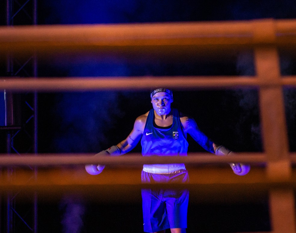 Bia Ferreira prestes a entrar no ringue — Foto: divulgação/IBA Boxing