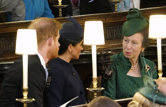 WINDSOR, ENGLAND - OCTOBER 12: The Duke and Duchess of Sussex with the Princess Royal (right) in their seats ahead of the wedding of Princess Eugenie to Jack Brooksbank at St George's Chapel in Windsor Castle on October 12, 2018 in Windsor, England. (Phot (Foto: Getty Images)