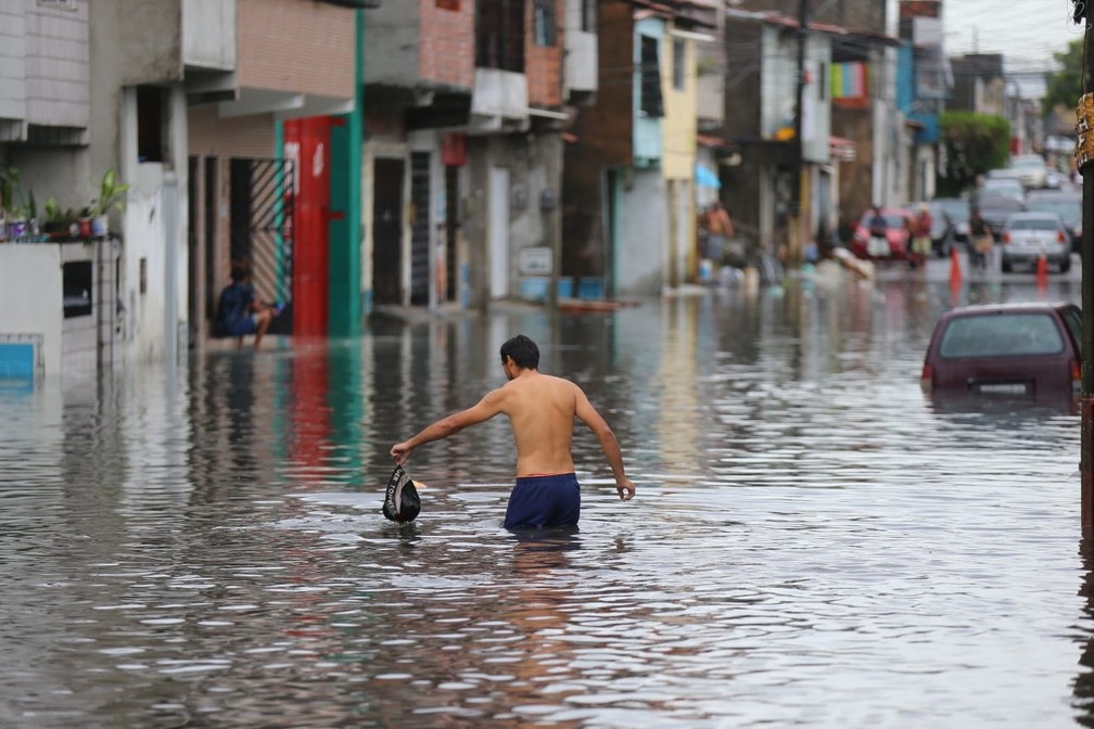Água cobre joelho de moradores na Rua Tenente Albano — Foto: Fabiane de Paula/SVM