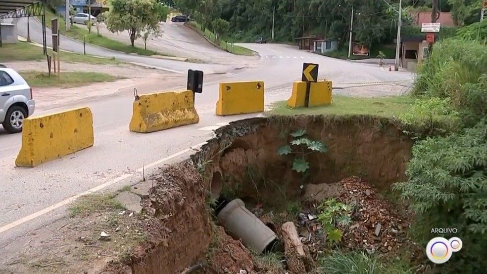 Desvio na estrada Mario Covas, em Mairinque, fica danificado após chuvas dos últimos dias — Foto: Reprodução/TV TEM