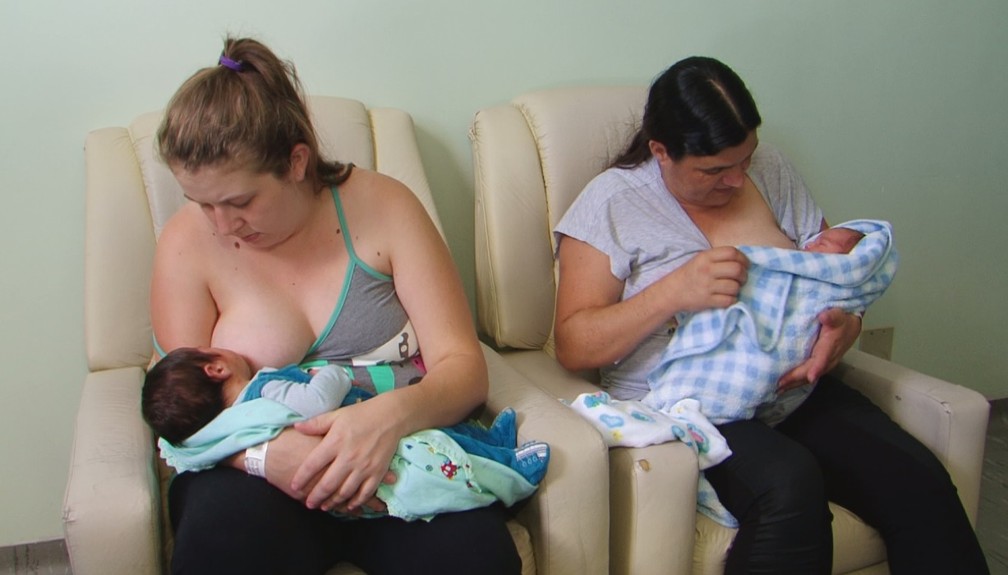 Mãe e filha que deram à luz no mesmo dia com os bebês no hospital — Foto: RPC/Reprodução