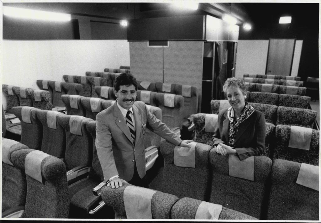 Qantas husband &amp; wife Flight attendants Nello &amp; Camille Valvo in the Boeing 747 cabin mock-up training module at the cabin crew section of the Qantas Jet Base. May 13, 1986. (Photo by Greg White/Fairfax Media via Getty Images). (Foto: Fairfax Media via Getty Images)