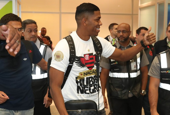 Berrío acena para torcida na chegada ao Rio (Foto: Gilvan de Souza/Flamengo)