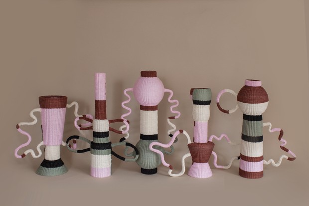 Artista cria objetos com sobras da indústria têxtil (Foto: Divulgação)
