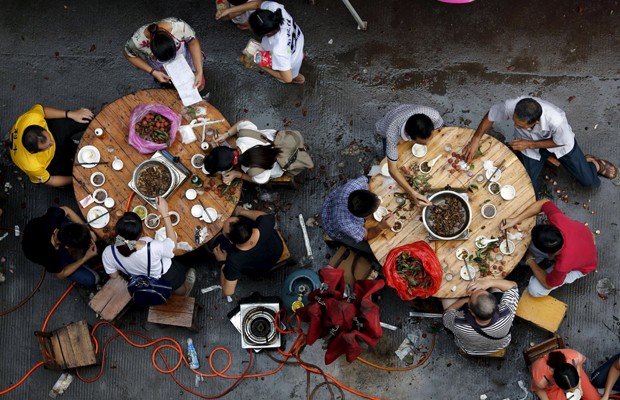 Clientes comem carne de cachorro em restaurante no festival de Yulin, na China, nesta segunda-feira (22) (Foto: Kim Kyung-Hoon/Reuters)
