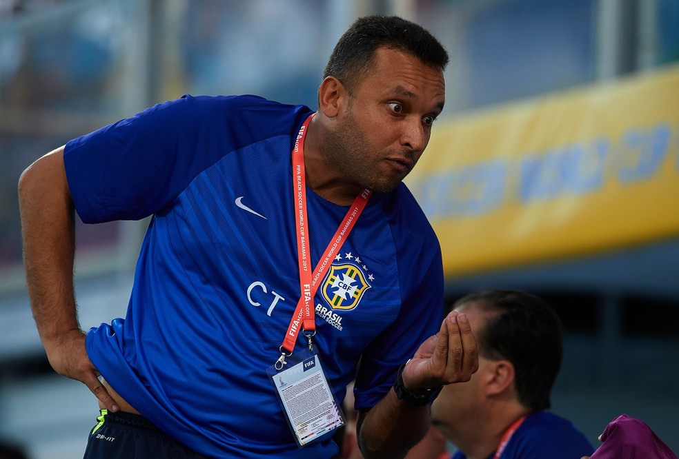 Gilberto Costa, eleito o melhor técnico do mundo, promoveu revolução na seleção e não sabe o que é perder desde que assumiu o comando do time (Foto: Manuel Queimadelos / BSWW)