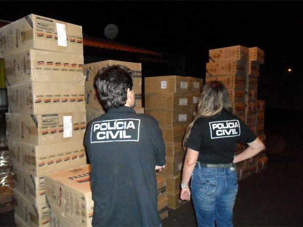 Duas pessoas foram presas por contrabando e receptação de cigarros em Bebedouro (SP) (Foto: Polícia Civil/ Divulgação)
