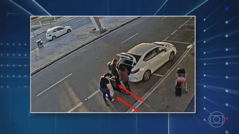 Imagens mostram brasileiras com malas diferentes das apreendidas pela polícia alemã com os nomes delas — Foto: JN
