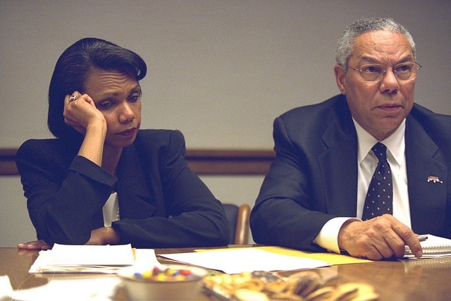 O secretário de Estado Colin Powell e a conselheira de Segurança Nacional Condoleezza Rice, no centro para operações de emergência da presidência  (Foto: US National Archives)