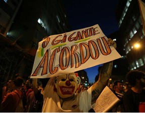 Cartaz em manifestação (Foto: Agência EFE)