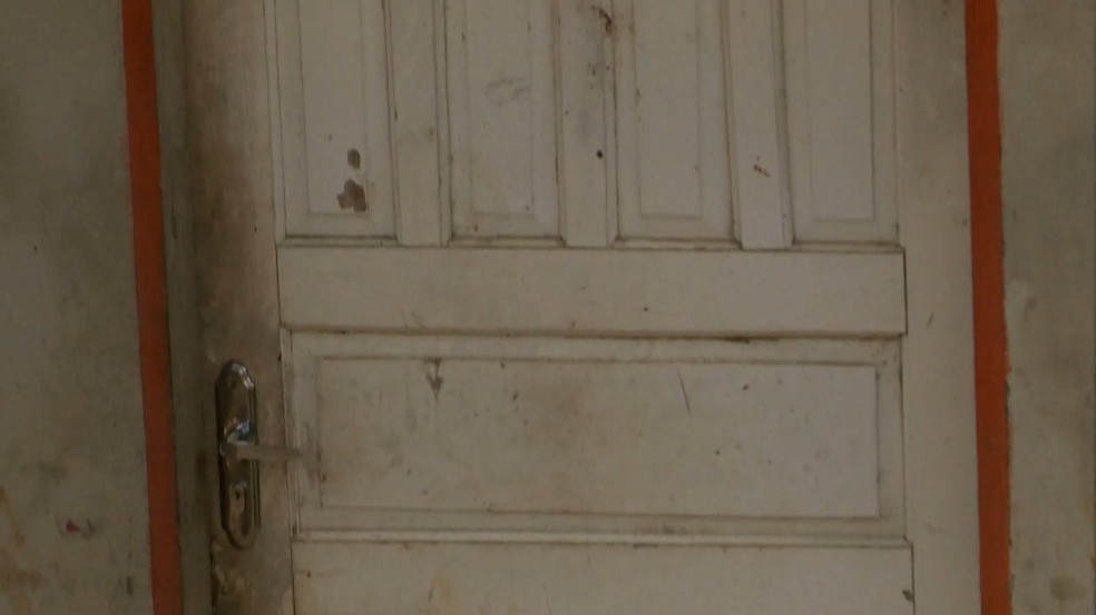 Adolescente foi deixado na porta de casa após ser espancado na Serra, ES — Foto: Reprodução/TV Gazeta
