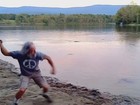 Americano faz pedra saltar várias vezes na água e cruzar lago nos EUA
