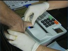 Moradores de Sanharó, PE, fazem teste com nova urna biométrica