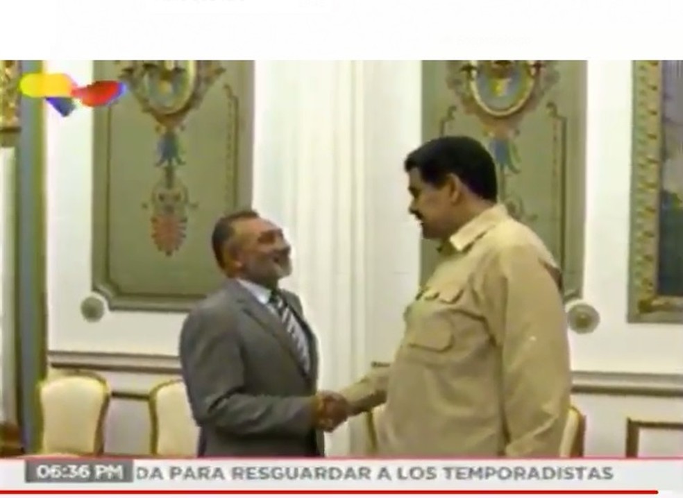 Senador Telmário Motta (PROS-RR) cumprimenta Nicolás Maduro — Foto: Reprodução