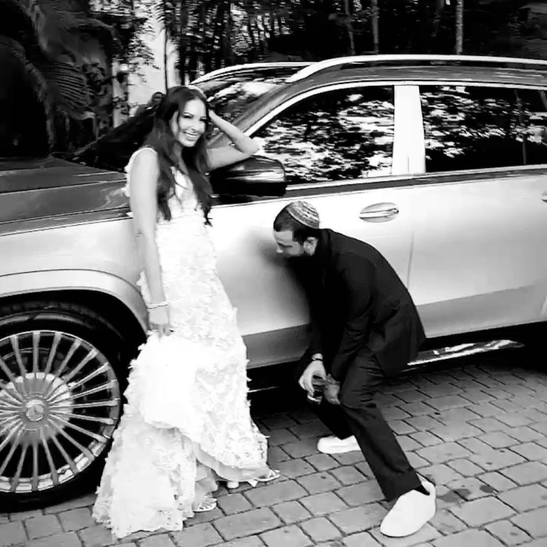 Corey Damon Black e a noiva posam em frente ao carro que luxo que ganharam como presente de casamento de Travis Scott (Foto: Reprodução / Instagram)