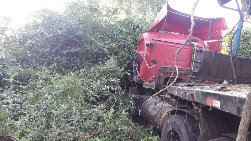 Outra carreta foi parar no meio do mato  (Foto: Naji Nayfe Besharah / Arquivo pessoal )