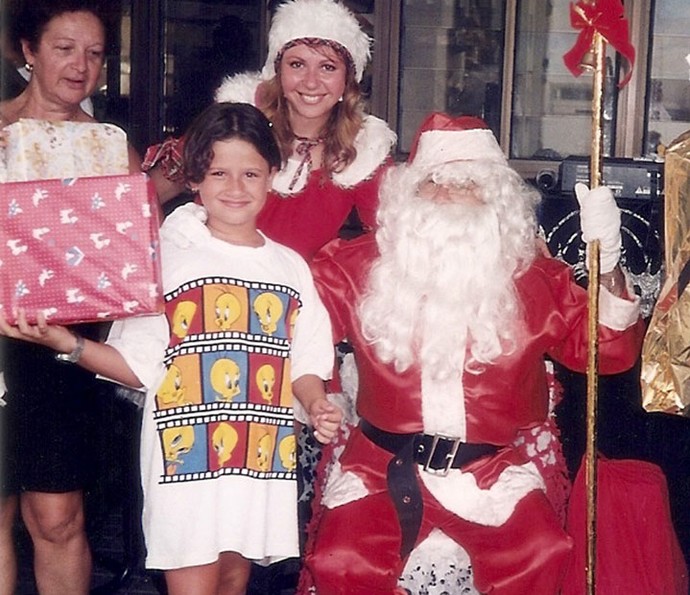 Mariana Costantini (com o presente) tinha 9 anos e morria de vergonha da foto com o Papai Noel (Foto: Arquivo Pessoal)
