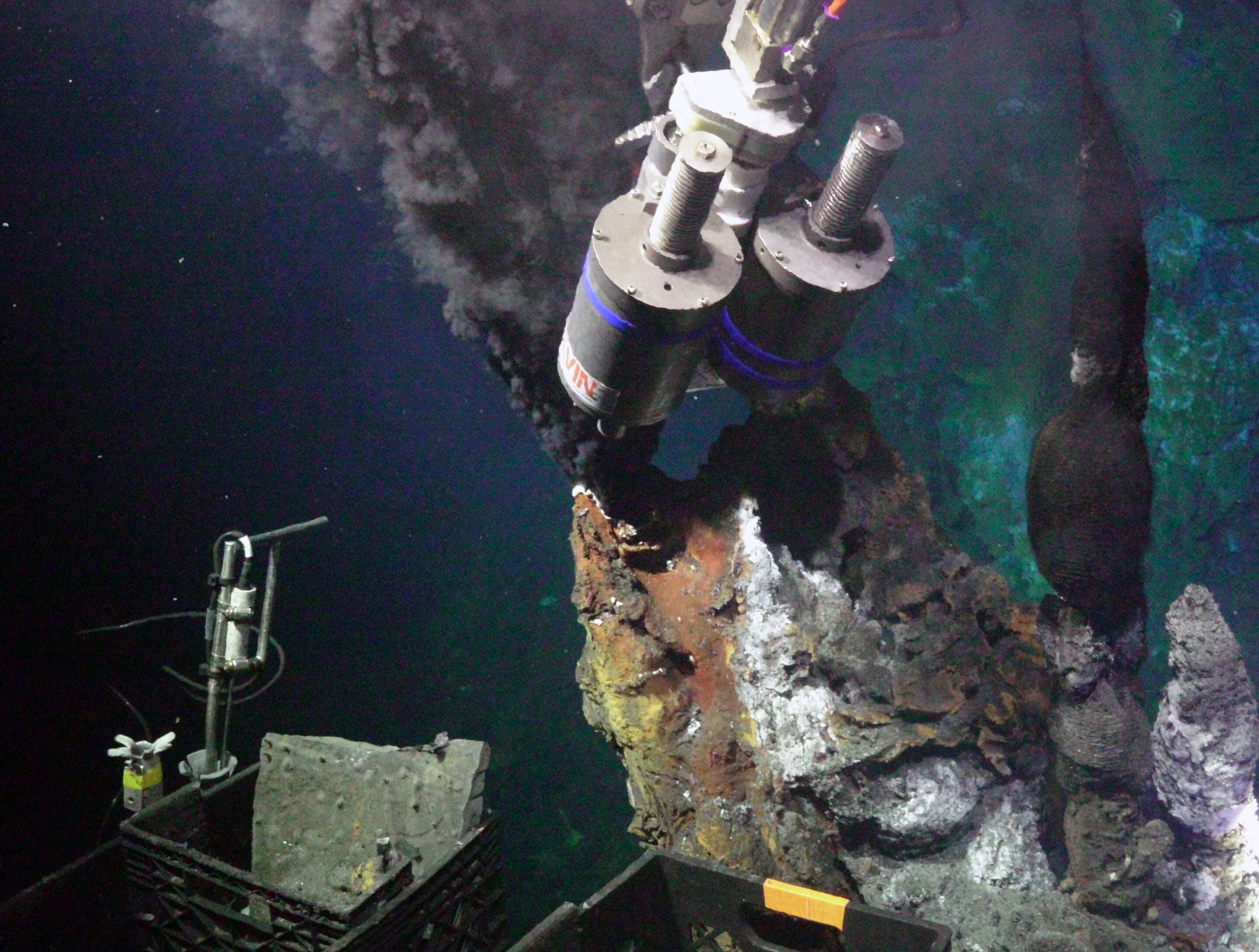 O veículo operado remotamente amostra fluidos de fumaça preta a 368°C  (Foto: oods Hole Oceanographic Institution, National Deep Submergence Facility, equipe Jason , National Science Foundation . )