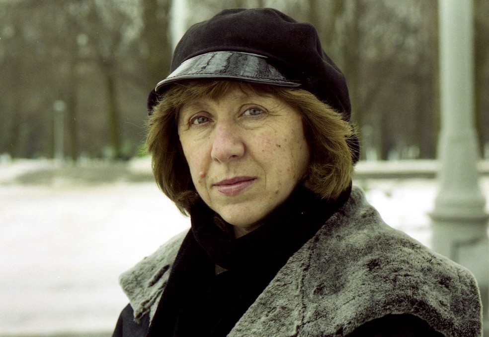Svetlana Alexievich posa em Minsk, em foto não datada. A escritora foi vencedora do Nobel de Literatura 2015 (Foto: Vasily Fedosenko/Reuters/Arquivo)