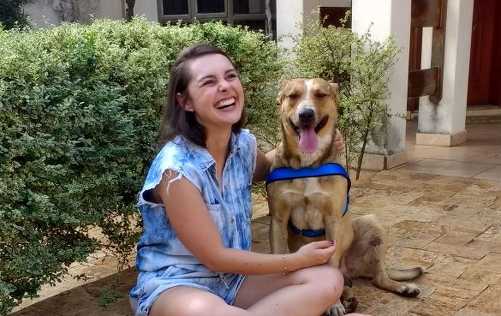 Marília com o cachorro em laranjal Paulista (Foto: Arquivo Pessoal/Marília Pieroni)