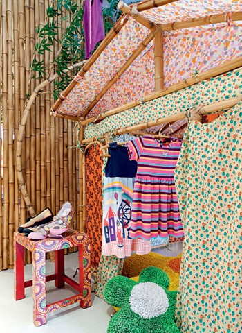 A cabana de bambu e tecido é liberada para as brincadeiras na  Casa d’Árvore. Entre as roupas e acessórios, vestido listrado e sapatos assinados pelo estilista Ronaldo Fraga (Foto: Lilian Knobel)
