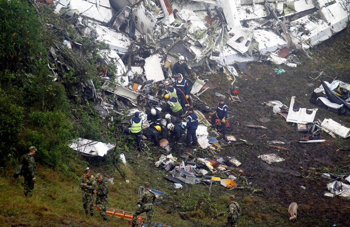 Chapecoense resgate acidente (Foto: Reuters)