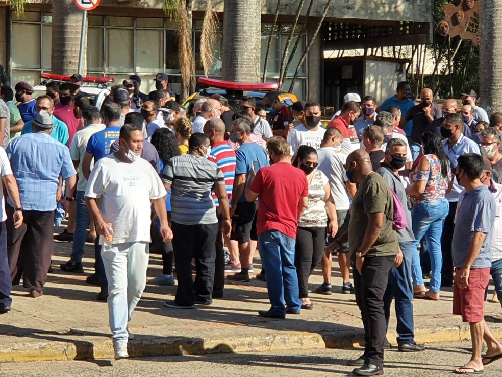 Ex-funcion&aacute;rios da Via &Aacute;gil, durante protesto em frente &agrave; Prefeitura de Piracicaba &mdash; Foto: Ronaldo Oliveira/ EPTV