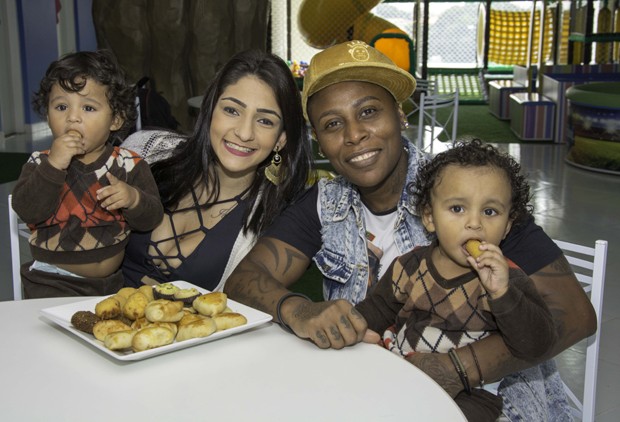 Pepê e a mulher, Thalyta Santos, com os filhos, João Gael e Enzo Fabiano (Foto: Cauê Garcia / CG1 Comunicação)