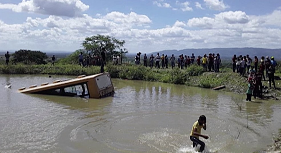 Ônibus caiu na descida da Serra do Jilú — Foto: WhatsApp/Reprodução